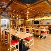 【3階ルベッタ別館 の貸切スペース：50～最大100名様まで】木の温もり空間。パーティー・宴会に◎ウッドを基調とした落ち着いた広々空間のテーブル席です。『ルベッタ』3階にある貸切空間の『moto』。ルベッタ隣にあります。扉より階段で3階まで上っていただくとございます。