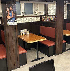 2~4名様でご利用頂ける仕切れるソファー席。半個室にも出来るので、周りを気にせずお楽しみ頂けます。