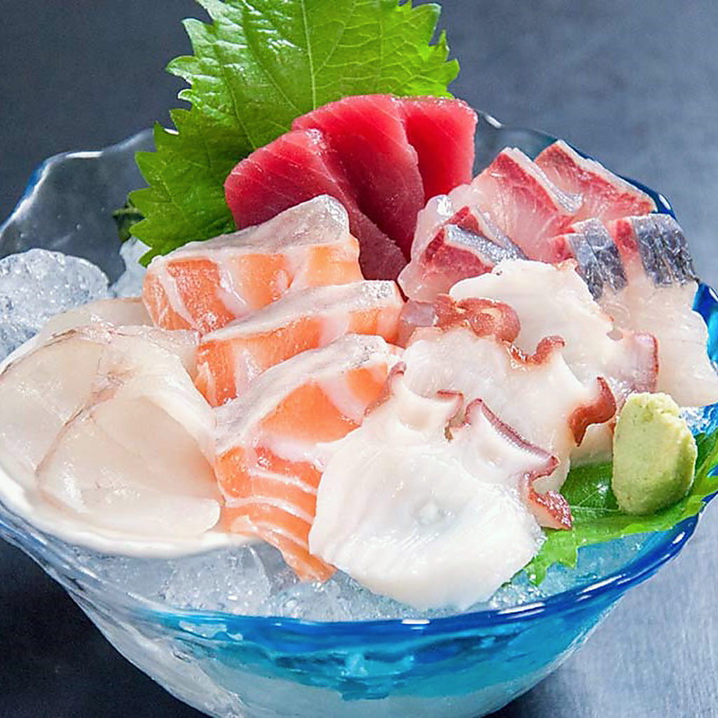 【お造り】鮮度抜群の『八重洲刺身のっけ盛り』は季節によって変わる旬の魚介類を贅沢に楽しめます♪