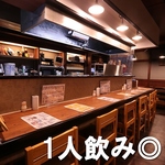 焼き鳥屋定番のカウンター席！１組１～２名でご利用頂けます。