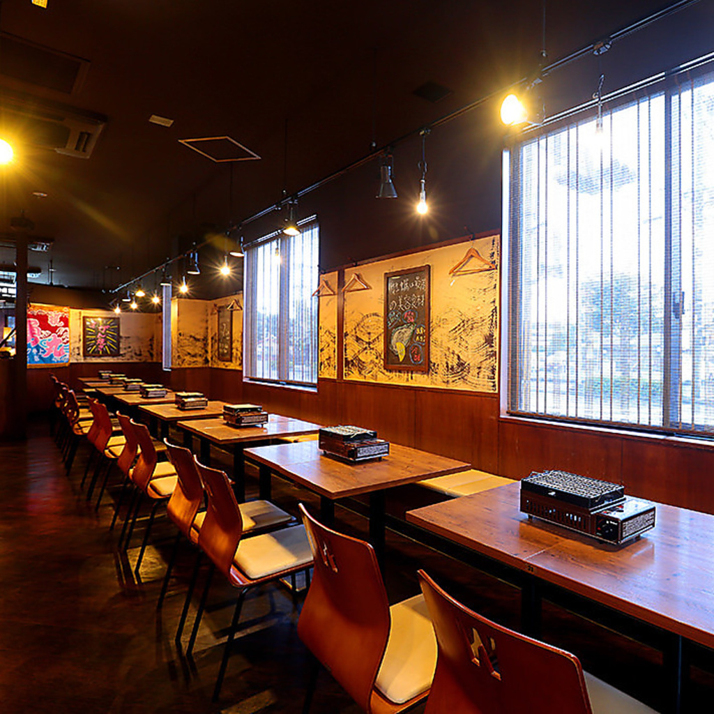 明るい店内は広々ゆったり♪テーブルごとに置かれたコンロで楽しめる浜焼きの数々で今宵も乾杯です◎