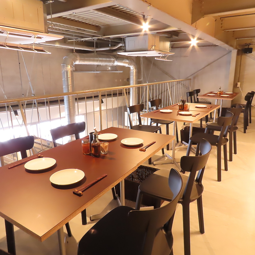 気の知れた仲間とテーブル席を囲み、当店自慢の料理やドリンクを心ゆくまでお愉しみください！