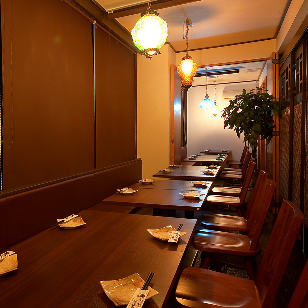 当店の個室は6名様用のお席、14名様用のお席と豊富にご用意しております。宴会にもご利用ください。
