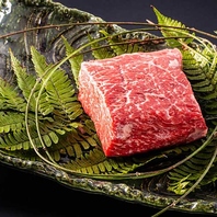 赤身肉の上質な旨みをご堪能くださいませ