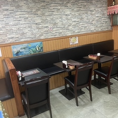 【2名様掛けテーブル席×4】ゆっくりと美味しいインドカレーをお楽しみください。