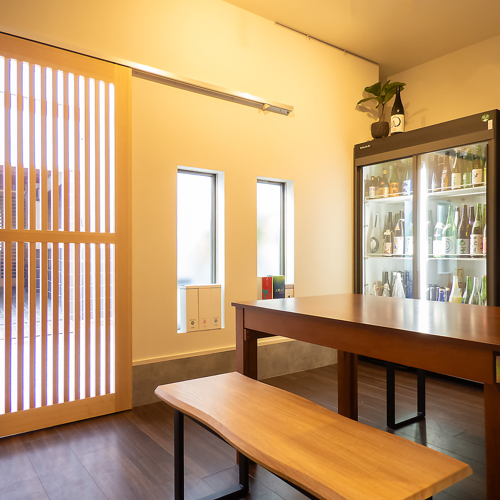 プライベート使いにもぴったりな空間で、日本酒をはじめドリンクメニューを豊富に取り揃えております