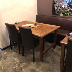 店内の各テーブルは、移動・連結可能ですので、お客様のご利用シーンや人数に合わせて、お席をご用意いたします。