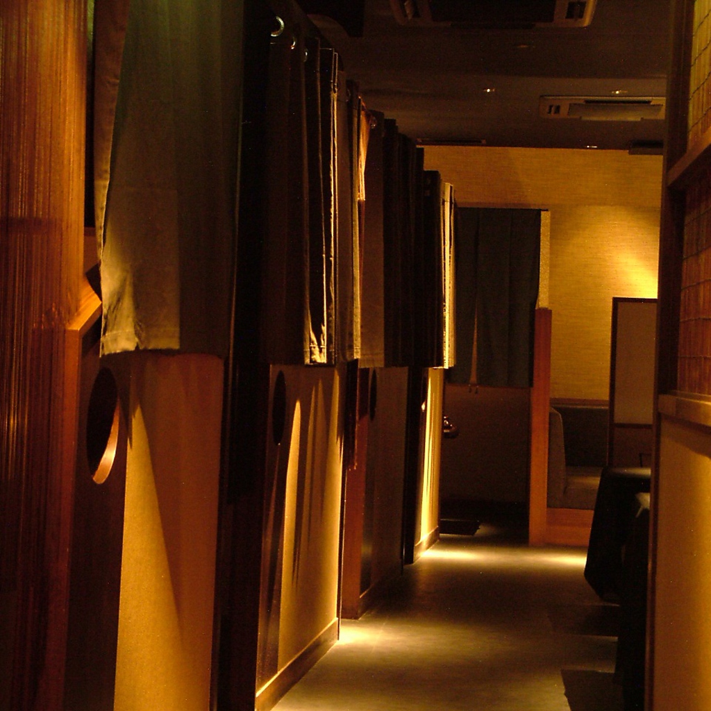 入口から伸びる通路にはボックス風に仕切った個室が並ぶ。