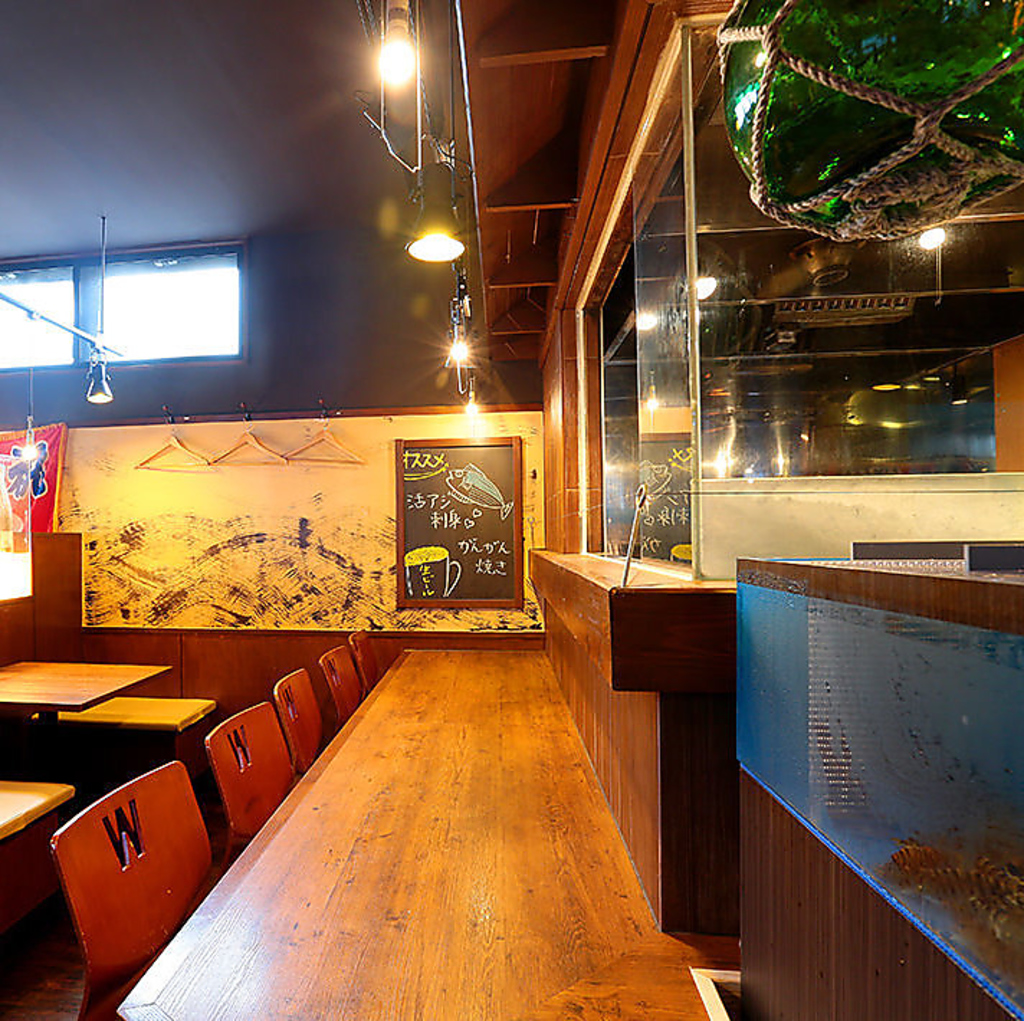 【お一人様大歓迎】カウンター席は生簀を見ながら楽しめる特等席！目でも楽しく、頂いても美味しい♪