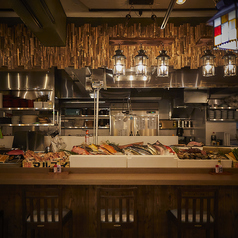 心地よい距離感のカウンター席は、おひとり様でもゆったりとくつろげます。