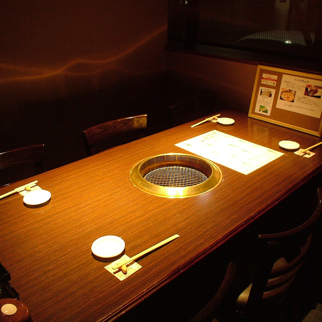 Jazzが流れる店内は、4・6・20名用～ゆったり寛げる個室が充実。