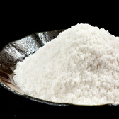 【塩】健康づくりを第一に考えて作られた健康塩「海幸」を使用。店主が長年の経験でたどり着いた、素材の味をもっとも引き出すこだわりの塩。しっとりとまろやかで甘みがあります。