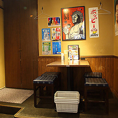 お仕事帰りの一杯にも、仲間との語らいにもぴったり。温かみのある照明の下、懐かしいポスターに囲まれた、ゆったり過ごせる空間です♪