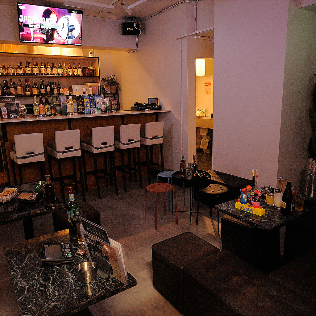 お近くのお客様との会話を楽しんだり、アットホームな雰囲気で賑やかに過ごせます♪