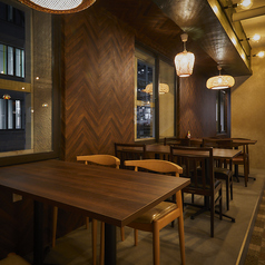 可愛いバンブーライトの照明が灯す窓側テーブル