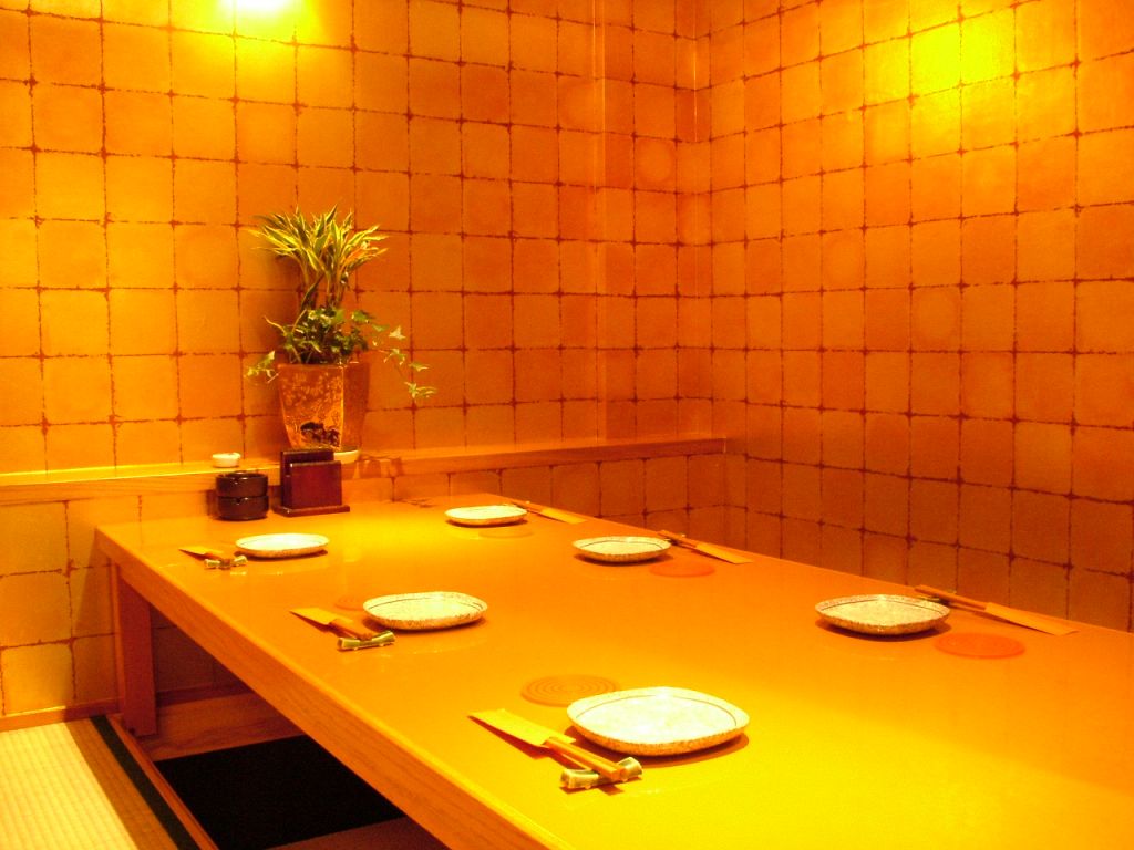 金箔のVIP個室もあります♪接待や家族でのお食事に人気のお席です。