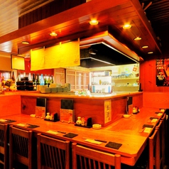 豪快な笑顔な大将と優しい笑顔の女将は仲良し夫婦!店内はいつもアットホームで優しい居心地良い空間であふれています♪大将の串焼きの職人芸を楽しみながら出来立てホカホカの焼き鳥は仕事で疲れた心を癒してくれます。お腹も心もシアワセいっぱいに感じられる常連さんに人気のお席です♪