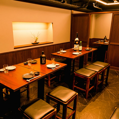 広々テーブル席を多数ご用意！明るく清潔感ある店内は様々なシーンに最適。レイアウト変更可能で、大人数宴会や飲み会、女子会にもぴったり。新橋で海鮮や串焼きを囲み、ゆったり会話を。