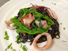 本日のおすすめ(一例)【スルメイカと菜花のペペロンチーノ・イカ墨のタリオリーニで】