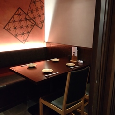 大人の隠れ家にふさわしい、落ち着いた雰囲気のテーブル席。柔らかな間接照明が優しく灯る静かな空間で、周囲の喧騒を忘れ、ゆったりとお寛ぎいただけます。職人が手掛ける逸品料理と美酒を味わいながら、心に残る特別な時間をお過ごしください。名駅、名古屋駅、焼鳥、個室、ひつまぶし、名古屋駅エリア居酒屋