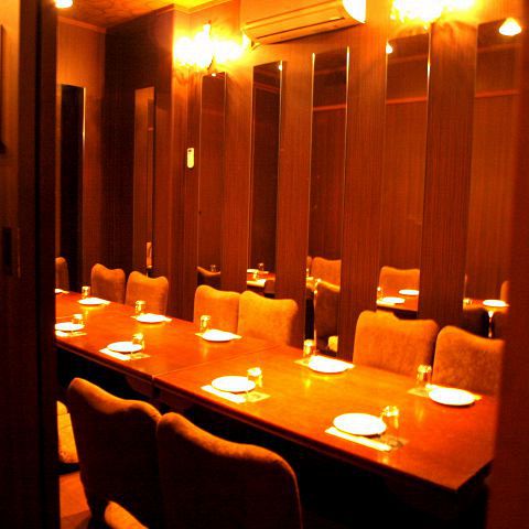 店内全て完全個室９室。人数に応じて8名・16名・24名・50名部屋