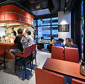 貸切は20～50名様まで収容可能なので小宴会から大人数宴会にも最適です◎カウンター席もございますので、お一人様も大歓迎！人気のカウンター席は横並びに座れるのでデートにもピッタリです。当店にてできるサービスなど御座いましたら、気軽にご相談ください。落ち着いた雰囲気でお過ごし頂ける空間をご用意してます。