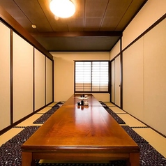 仕切りを外せば、最大36名様までご案内可能。大型宴会もお任せください。