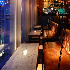 デートに◎ふたりの距離を縮める!?人気の窓際ブランコ席♪