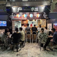 当店のテーブル席では、南国の雰囲気を感じながら、本格串焼きと冷たいお酒で沖縄を満喫できます◎ 沖縄の風を感じながら、ちょい飲み・ちょい食べを楽しむことができる特別な空間です。心地よい時間を過ごしながら、友人や家族と素敵なひとときをお楽しみください★ ぜひ一度お越しください！