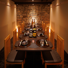 団体様のご利用にも最適です。和を基調とした優しく灯る間接照明が印象的な個室！最大20名様迄ご案内出来ます。団体様の個室利用や,貸切宴会もお気軽にご相談下さい。誕生日や記念日のお祝いにはクーポン利用でケーキ＆記念写真をプレゼント！他にもお得なクーポン多数ご用意しております。