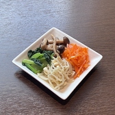当店の料理に欠かせない「6種のナムル」と「白菜キムチ」は、素材の味を活かした絶妙な味付けで毎日手作りしています。メインのお肉やチゲの美味しさを一段と引き立てる自慢の逸品を、ランチ定食やメインメニューでは食べ放題で提供しておりますので、お食事の箸休めやご飯のお供として心ゆくまで存分に堪能いただけます。