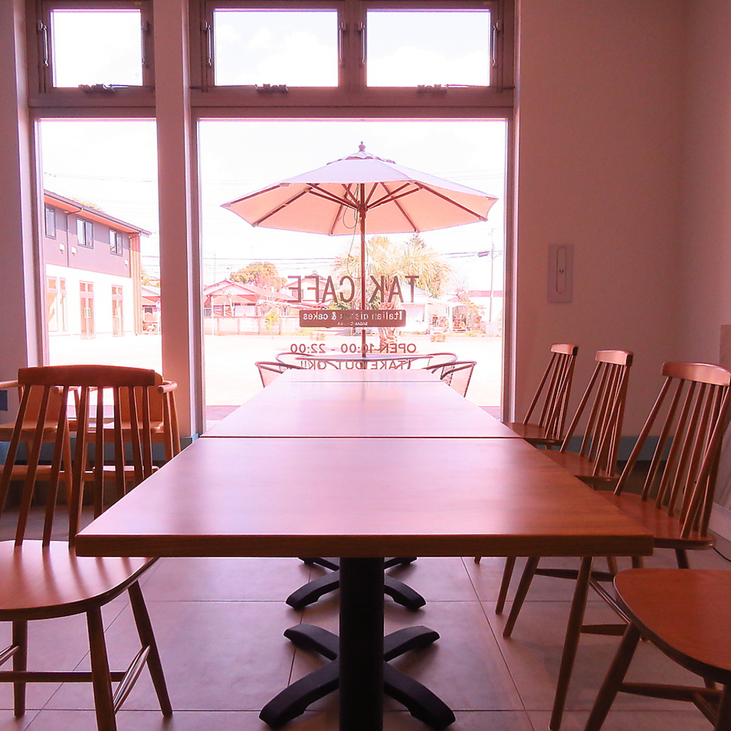 シーンに合わせテーブル席をくっつけて少人数～大人数も受付OK