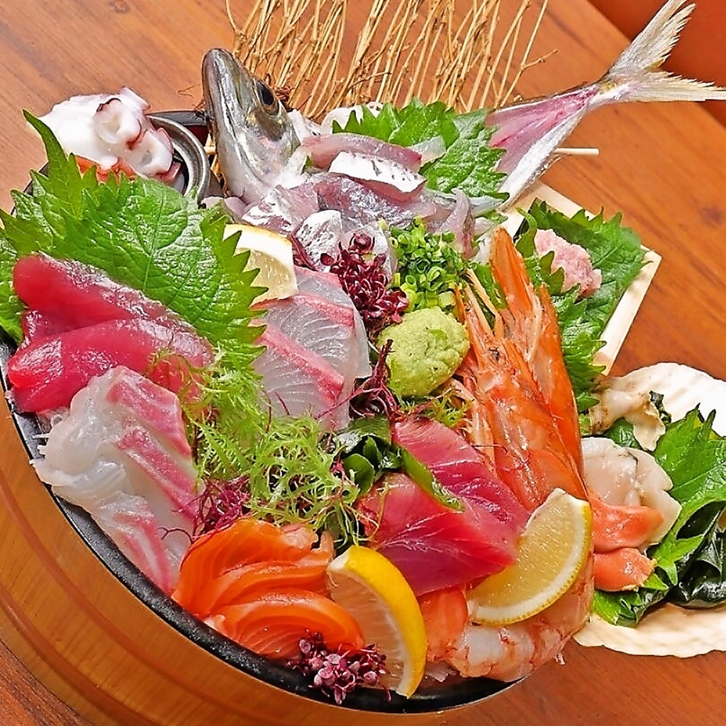 厳選仕入れ！鮮度抜群のさばきたてのお刺身は肉厚で弾力のある歯ごたえが愉しめます。お酒との相性◎