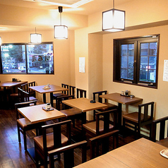 【2階席】禁煙席(喫煙所あり)店内は完全分煙◎どなた様も快適にお過ごしいただけます。2階テーブル席は禁煙となっており、喫煙所を設けています。