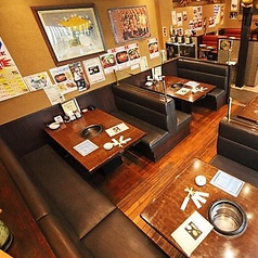 全体の雰囲気です♪テーブル×ソファーフロアは２０名様程度のご宴会におすすめ◎【関内/桜木町/馬車道/焼肉/韓国料理/サムギョプサル/チーズタッカルビ/ワイン/鍋/飲み放題/３時間/貸切/座敷/女子会/デート/記念日/誕生日/接待/宴会】