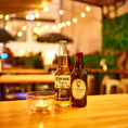 メキシコの「コロナ」とアイルランドの「ギネス」、世界を旅するようなビール体験を一つのテーブルで。キャンドルの灯りが心地よい、まさに“大人のビアガーデン”。