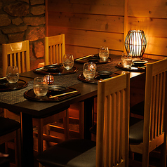 ゆったりとくつろげるテーブル個室空間は、接待などのビジネスシーンはもちろん、デートや少人数の宴会にもご利用いただけます。週末は、家族連れで温かいひとときを満喫。カップルや女子会でも気軽に入れるような安心感があります。落ち着いてゆっくりと厳選したドリンクと料理をお楽しみください。