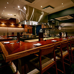 オープンキッチンをぐるりと囲むカウンターは、料理人の手元まで見えてライブ感抜群。