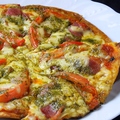 料理メニュー写真 鴨のスモークとトマトのバジル風味ピザ