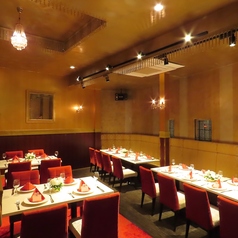 【テーブル席】…2名様から最大で20名様位まで、ご人数に合わせてご利用いただけます。ご友人とのお食事やデート、女子会、誕生日会などシーンに合わせてご利用いただけます。