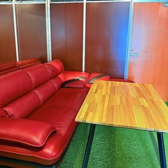 《少人数でもゆったりと寛げるソファー席です◎》