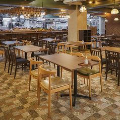 お洒落でユニークなデザインのオープン席は開放感◎