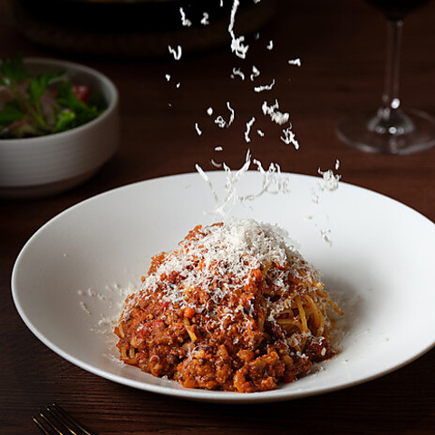 自慢のもちもち自家製パスタとグリル料理