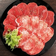 当日予約OKの食べ放題コースと豊富なお酒をテーブル席で