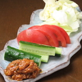 料理メニュー写真 肉味噌 野菜の盛り合わせ