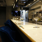 店内はテーブル席・カウンター席・個室など、様々なシーンでご利用いただけるお席をご用意してます。