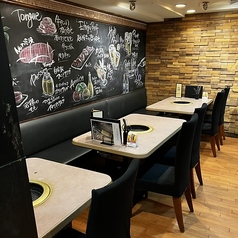 テーブル席　2～4名　ウッドとレンガ調のお洒落な店内です♪