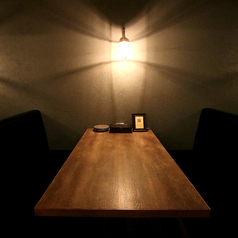 現代的な色調とクラシックインテリアが融合した海外映画のワンシーンのようなBOXソファ席