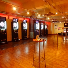 仕事帰りに友人と気軽に来れる「いつもの場所」のような存在のダイニングバー。デザイナーが手がけたOLDアメリカンな空間は、シーンを選ばずに盛り上がれる空間です。店内でダーツ、ビリヤードをお楽しみいただけます♪