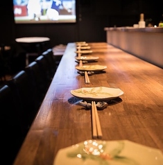 料理人に直接オススメが聞けるキッチンカウンター☆メニューにはないも料理が出てくるかも。。。《居酒屋・宴会・忘年会・歓送迎会・パーティー・コース・飲み放題・単品飲み放題・貸切・結婚式二次会・女子会・記念日・誕生日・観戦・カープ・サッカー・スクリーン・充実設備・バーテンダー》